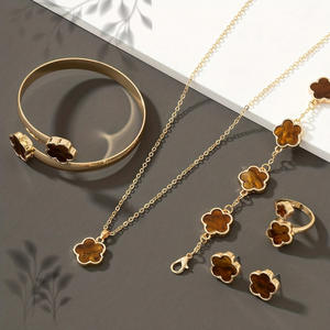 VENTE FLASH 2026 NOUVEAU Ensemble de bijoux Collier Boucles d'oreilles Bracelet Bijoux pour femmes Bijoux tendance Ensemble de bijoux trèfle - Product Image 1