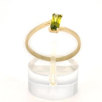 Anillo de Compromiso para Mujer con Diseño Rectangular Moderno, Corte Esmeralda, Oro Amarillo de la Mejor Calidad Española, Piedra de Peridoto Oscuro y Circonita, Ideal para Fiestas