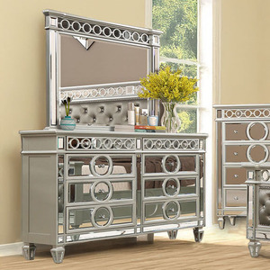 Ensemble de meubles de chambre à coucher de luxe en cuir capitonné argenté miroir avec commode, table de chevet et coffre aux accents circulaires - Product Image 2