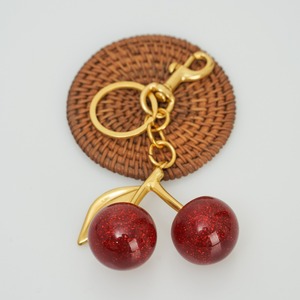 Llavero de cereza <span class=keywords><strong>roja</strong></span> de resina acrílica dorada mate para llaves, bolsos de entrenador, bolsos de hombro, accesorio, colgante de decoración, 2025 - Product Image 3