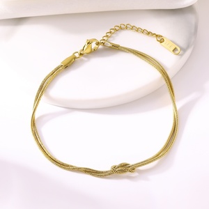 Bracciale con Nodo d'Amore per Coppie, Catena a Serpente in Acciaio Inossidabile Placcato Oro, Accessorio Semplice di Alta Qualità - Product Image 4
