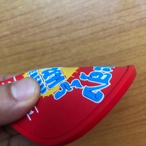 Sous-verres ronds en PVC rouge personnalisés avec logo, antidérapants, résistants à la chaleur, idéaux pour les bars, les restaurants et les bureaux - Product Image 3