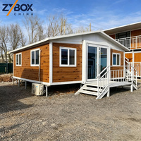ZYBOX Vente directe usine Maison conteneur extensible préfabriquée en grain de bois de 20 pieds et 40 pieds, 2 chambres, modulaire, pliable, compacte, avec escalier, terrasse et porche