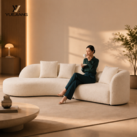 Italienisches minimalistisches Mondbogen-Dreisitzer-Sofa, modernes luxuriöses Chenille-Schwamm-Liegesofa, geschwungenes Polster-Sektionalsofa für große Wohnzimmer