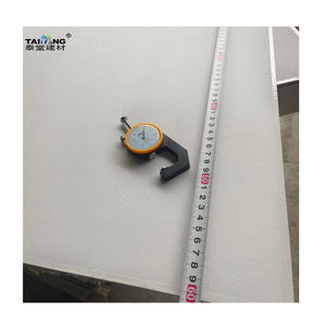 Plafonds suspendus en grille stratifiée en PVC de 60x60 7Mm d'épaisseur Plain 975 Pvc Gypse Dalles de Plafond Titen - Product Image 1