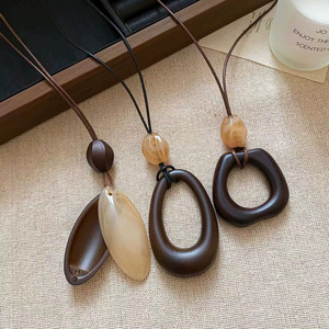 Colares de Resina com Pingente Redondo em Formato de Gota de Água, Cor Café Preto, Círculo Oco, Quadrado, Geométrico, Estilo Étnico, Corrente para Suéter, Joias Retrô - Product Image 1