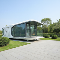 Micro-maisons intelligentes écologiques en structure acier, style capsule spatiale moderne, maisons mobiles avec installation rapide