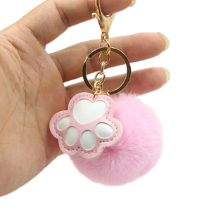 Venta al por mayor Rainbow Pom Cat Paw Print Fluffy Furball Llaveros Felpa Faux Fur Ball Cat Huellas Llavero - Product Image 1