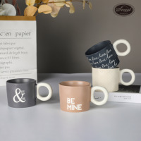 Mug en céramique de style nordique européen avec décoration sérigraphiée pour le café et le lait d'avoine, idéal pour le petit-déjeuner