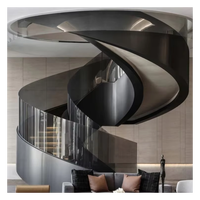 Escalier courbé moderne en bois, escalier en arc avec marches en verre