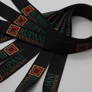Cordon de cou promotionnel en polyester avec logo personnalisé par transfert thermique et crochet en J pivotant pour cadeaux d'entreprise en gros - Product Image 4