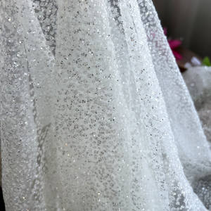 Tela Blanca Brillante y Opaca con Lentejuelas Doradas, Ideal para Sesiones de Fotos de Bodas y Vestidos de Noche. - Product Image 3