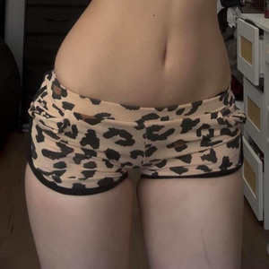 Shorts de Punto con Estampado de Leopardo, Cintura Baja, Ligeros, Casuales de Verano para Mujer, Estilo Retro Y2K, Moda Urbana Minimalista - Product Image 1