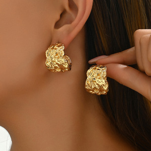 Pendientes de tuerca plisados con textura de Thrash Irregular en forma de C Vintage elegantes para regalos de joyería para mujer - Product Image 2