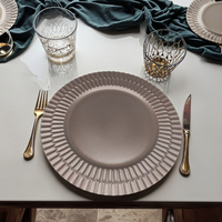 Assiette de présentation élégante en plastique PP de 13 pouces, motif végétal luxueux en bronze, peinte à la main, pour décorations de réception de mariage