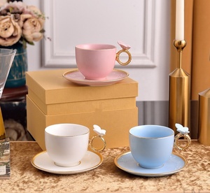 Ensemble tasse et assiette en porcelaine fine écologique rose à motif papillon en relief avec poignée dorée - Product Image 2