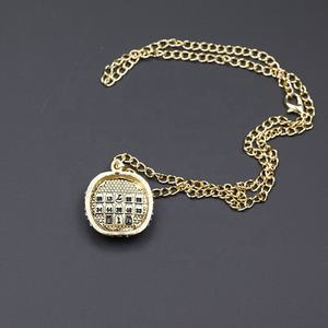 สร้อยคอแชมป์เลเกอร์สแบบยูนิเซ็กซ์ สร้อยคอแฟชั่นชุบทองรูปทรงเรขาคณิตการ์ตูน จี้เพชรซิร์คอนทองเหลือง ขายส่งเครื่องประดับแฟชั่น - Product Image 3