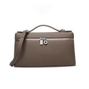Bolsa transversal de hombro única de alta calidad en forma de luna con detalle de cadena y diseño multifuncional elegante. - Product Image 1
