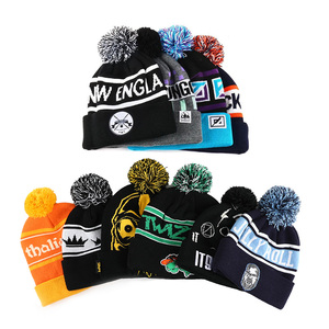 Fabricants de bonnets personnalisés, <span class=keywords><strong>bonnet</strong></span> en tricot jacquard pour <span class=keywords><strong>homme</strong></span>, toque pliée, <span class=keywords><strong>bonnet</strong></span> à <span class=keywords><strong>pompon</strong></span> surdimensionné pour club sportif - Product Image 1