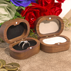 Caixa de Joias de Luxo Vintage em Madeira de Noz para Presentes, Design Embossado, Caixa Oval Portátil para Anel de Noivado com Tampa Magnética - Product Image 1