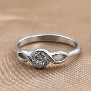 Anillo de piedra blanca de acero y titanio de estilo europeo, joyería de regalo retro de moda plateada para mujer 24090 - Product Image 1