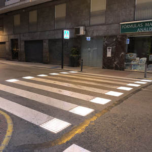 Système intelligent de passage pour piétons Avertissement sur la route Systèmes intelligents d'éclairage zébré Goujon de route solaire sans fil bluetooth pour la circulation - Product Image 4