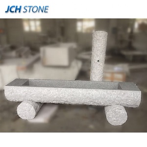 <span class=keywords><strong>Fontaine</strong></span> à eau <span class=keywords><strong>en</strong></span> <span class=keywords><strong>pierre</strong></span> de granit sculptée à la main sur mesure <span class=keywords><strong>pour</strong></span> l'extérieur avec colonne et gravure de lettres - Product Image 3