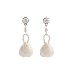 Pendientes Largos con Perlas y Tachuelas 1571, Opción de Regalo Elegante - Product Image 2
