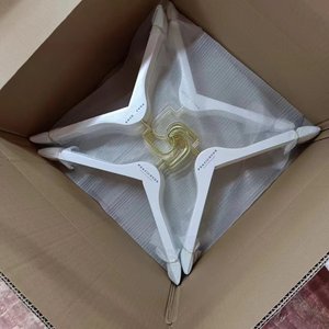 Vente en gros de cintres de luxe en <span class=keywords><strong>bois</strong></span> massif avec pince en or Cintres en <span class=keywords><strong>bois</strong></span> blanc pour costumes - Product Image 4