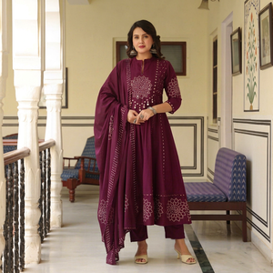 Conjunto de Kurti de Algodón Bordado con Diseño Floral para Mujer, con Pantalón y Dupatta, Estilo Tradicional Indio-Pakistaní para Uso Diario - Product Image 1