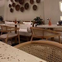 Moderne haut de gamme Rotin Café Hôtel Commercial Restaurant Doux Coussin Table et Chaise Ensemble Restaurant Salle À Manger Chaise En Bois