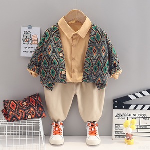 ชุดเสื้อผ้าเด็กผู้ชาย 3 ชิ้น สไตล์ใหม่ สำหรับฤดูใบไม้ผลิและฤดูใบไม้ร่วง เสื้อคลุมคาร์ดิแกนแขนยาวพิมพ์ลาย + เสื้อเชิ้ตสีพื้น + กางเกงลำลอง - Product Image 1