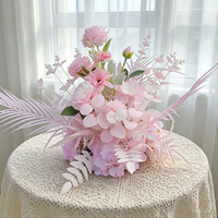 Offre Spéciale : Composition Florale Moderne pour Allée de Mariage avec Bouquet Central de Table
