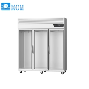 Des vitrines réfrigérées à trois portes en verre sont utilisées pour suspendre la viande. - Product Image 1