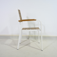 Chaises de salle à manger modernes empilables en aluminium plastique bois pour jardin patio fêtes hôtels écoles prix d'usine pour événements