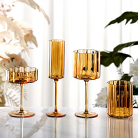 Klares Hellrosa Blau Flieder Mintgrün Türkis Bernstein Geripptes Farbiges Weinglas, Vertikal Gestreifter Champagnerkelch Coupe-Glas