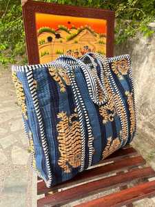 Bolsa de Transporte Acolchada de Algodón, Lavable, con Estampados Tradicionales Hechos a Mano, Bolso de Hombro para Viajes y Compras - Product Image 2