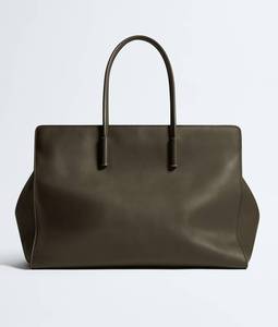 กระเป๋าโท้ท Bottega BV Barbara แบบมีซิป ดีไซน์เรียบหรู ผลิตด้วยเทคนิค Intrecciato จากหนัง Nappa นุ่มยืดหยุ่น รุ่น Veneta - Product Image 1