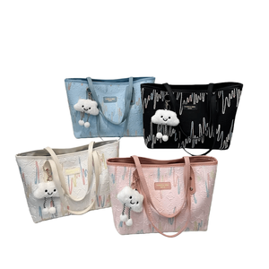 Nouveaux grands sacs fourre-tout en toile pour femme 2025, sacs à main mignons et kawaii pour femme, sacs de couleur arc-en-ciel tendance pour les trajets quotidiens, vente en gros - Product Image 1