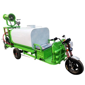 Carreta pulverizadora verde de tres ruedas con tanque de agua, cañón pulverizador y bomba para uso agrícola - Product Image 1
