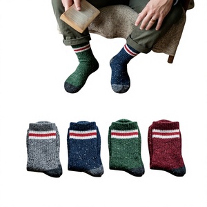 Chaussettes de sport pour hommes de haute qualité en Spandex/Coton, mi-mollet, antidérapantes, respirantes, antibactériennes, classiques, blanches et noires, décontractées, personnalisables - Product Image 1