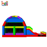 Grand château gonflable commercial arc-en-ciel avec toboggan aquatique intégré pour parcs d'attractions et locations d'événements pour enfants