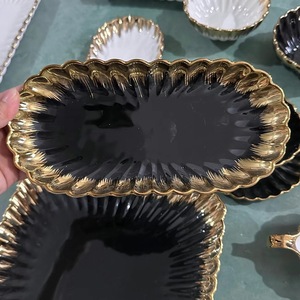 Assiettes à dîner de 8 pouces, <span class=keywords><strong>porcelaine</strong></span> <span class=keywords><strong>noire</strong></span> avec garniture en or, assiettes en céramique dorée, idéales pour les desserts et les apéritifs. - Product Image 4