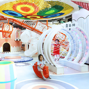 Équipement de jeu intérieur sécurisé pour enfants : Conception et aménagement de parcs de jeux avec filets d'escalade - Product Image 2