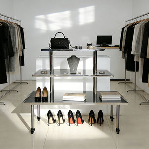 Mesa <span class=keywords><strong>de</strong></span> Exhibición Rodante <span class=keywords><strong>de</strong></span> Acero Inoxidable Personalizada <span class=keywords><strong>de</strong></span> 3 Niveles, Exhibidor para Zapatos, Bolsos y Joyería, Venta Directa <span class=keywords><strong>de</strong></span> Fábrica - Product Image 1