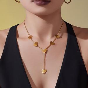 Chaîne en acier inoxydable étanche avec placage or PVD 18 carats, mystérieuse et élégante, longue, en forme de Y, avec pendentif cœur et pampilles superposées - Product Image 1
