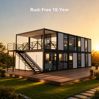 Maisons conteneurs 2 étages 40 pieds préfabriquées modulaires noires et blanches, villa moderne avec murs en verre, structure en acier, balcon et terrasse pour Airbnb et vacances
