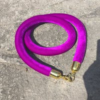 Corde de barrière en velours violet avec crochet métallique pour le contrôle des foules lors d'événements