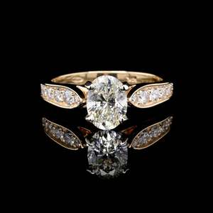 Anillo de Compromiso de Lujo en Oro Blanco de 14K con Diamante Cultivado en Laboratorio de Corte Ovalado y Piedras Laterales Rellenas, Color D, para Mujer - Product Image 3