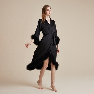 I pigiami in raso di fascia alta per la primavera presentano uno stile puro e sensuale in seta di ghiaccio <span class=keywords><strong>con</strong></span> <span class=keywords><strong>polsini</strong></span> e orli staccabili in piuma - Product Image 3